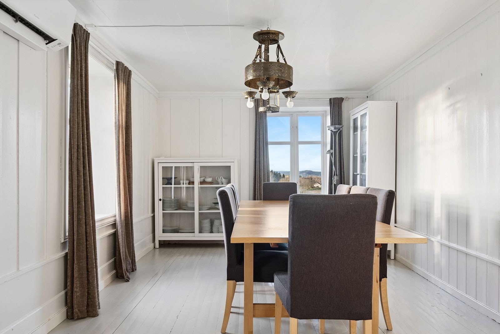 Spisestuen har plass til langbord og skap. Varmepumpe også montert her. Galleribilde