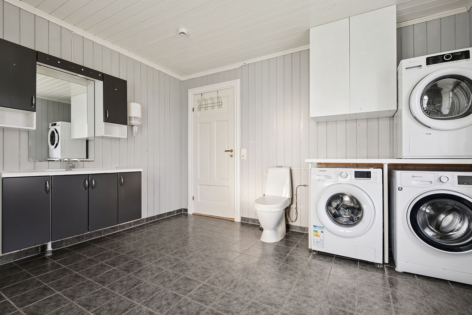 Bad 1 i 1. etasje er det største og er godt uttyrt med vaskemaskiner og tørketrommel. Galleribilde