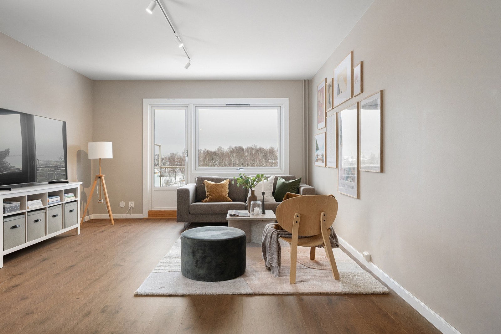 Boligen har duse fargevalg og lys og moderne gulv Galleribilde