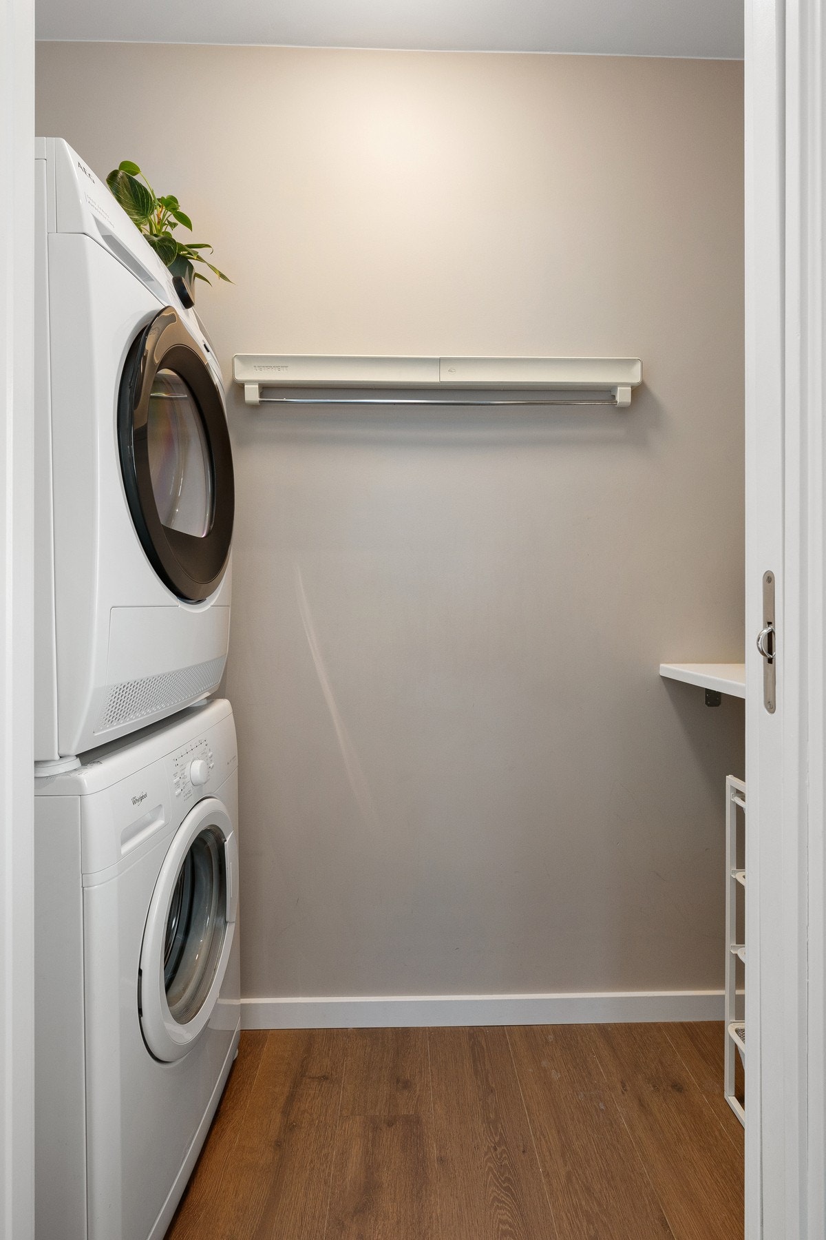 Vaskerom innenfor kjøkkenet Galleribilde