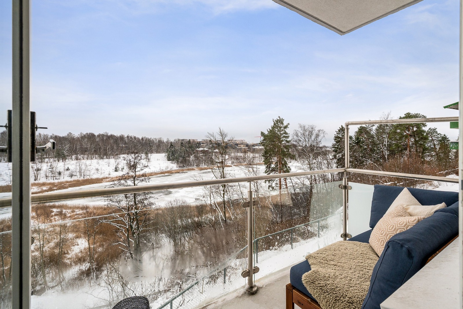 Sydøstvendt balkong på 3 kvm med morgensol og utsikt mot Holtekilen Galleribilde