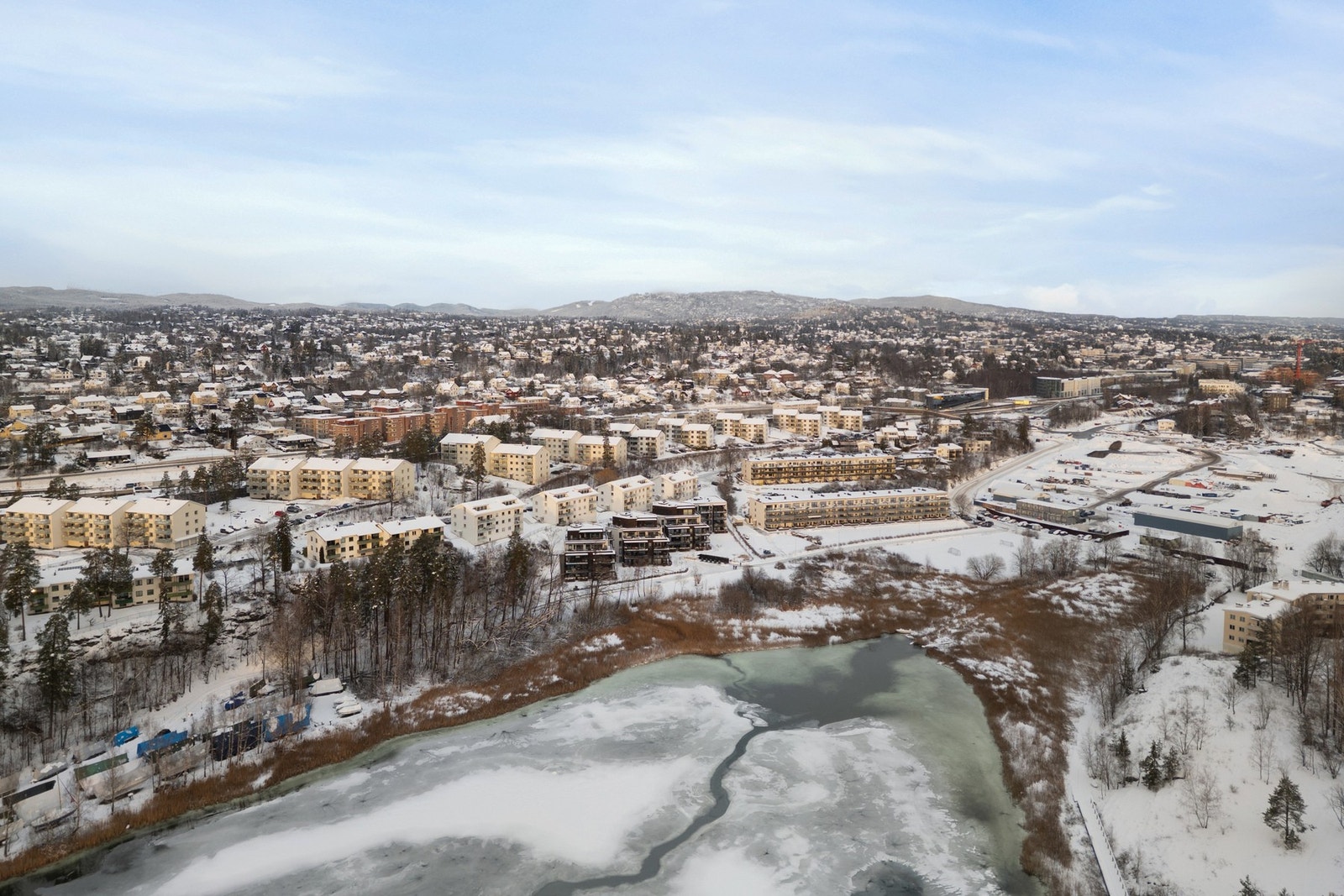 Her bor man med nærheten til sjøen og turområder samtidig som det er kort vei til Sandvika og Oslo sentrum Galleribilde