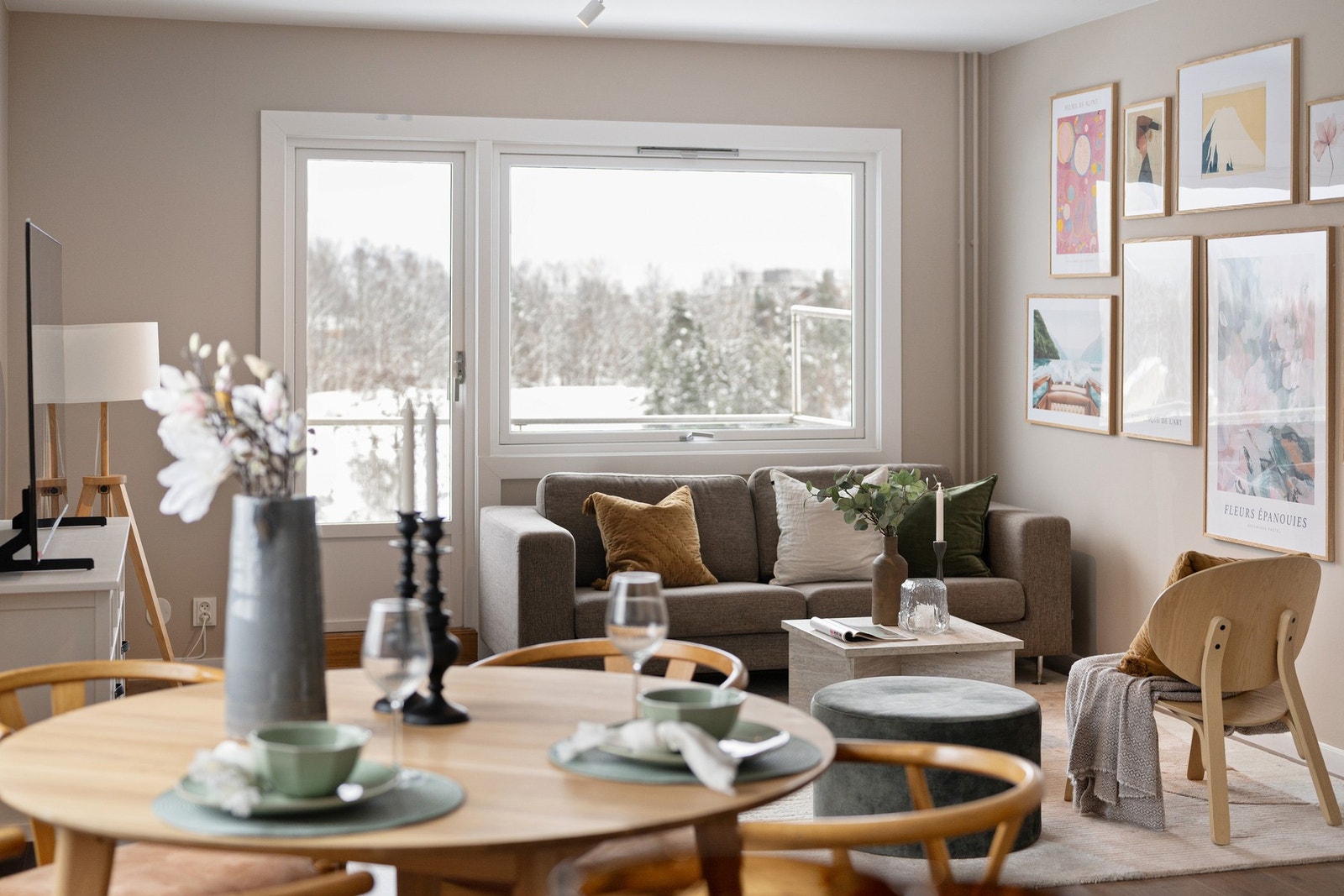 Boligens plassering på enden av bygget gir luftige rom og fint lysspill Galleribilde