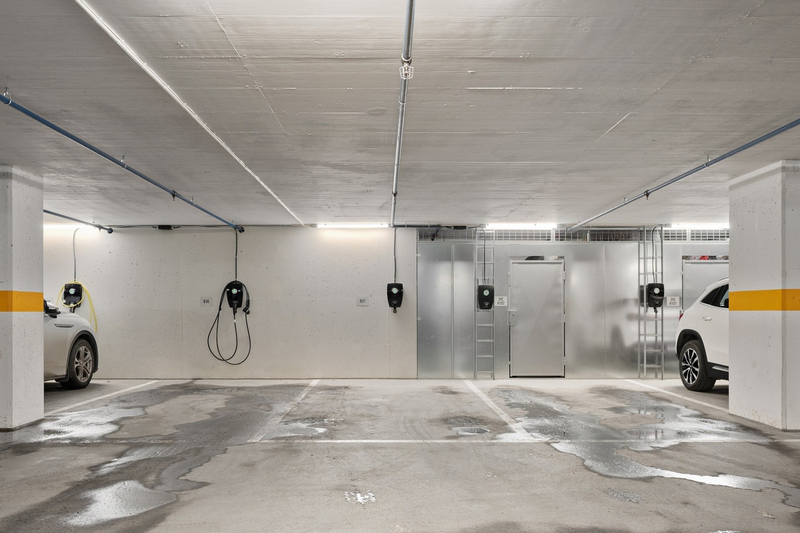 Det medfølger en garasjeplass i nyere nabobygg Galleribilde