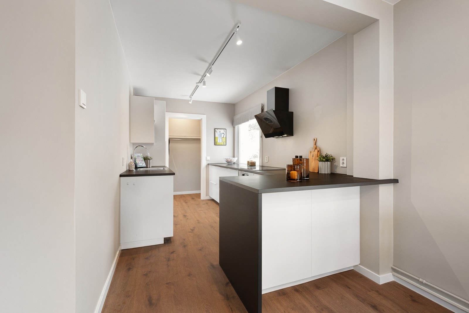 Innenfor kjøkkenet er det laget et praktisk vaskerom, adskilt med skyvedør Galleribilde