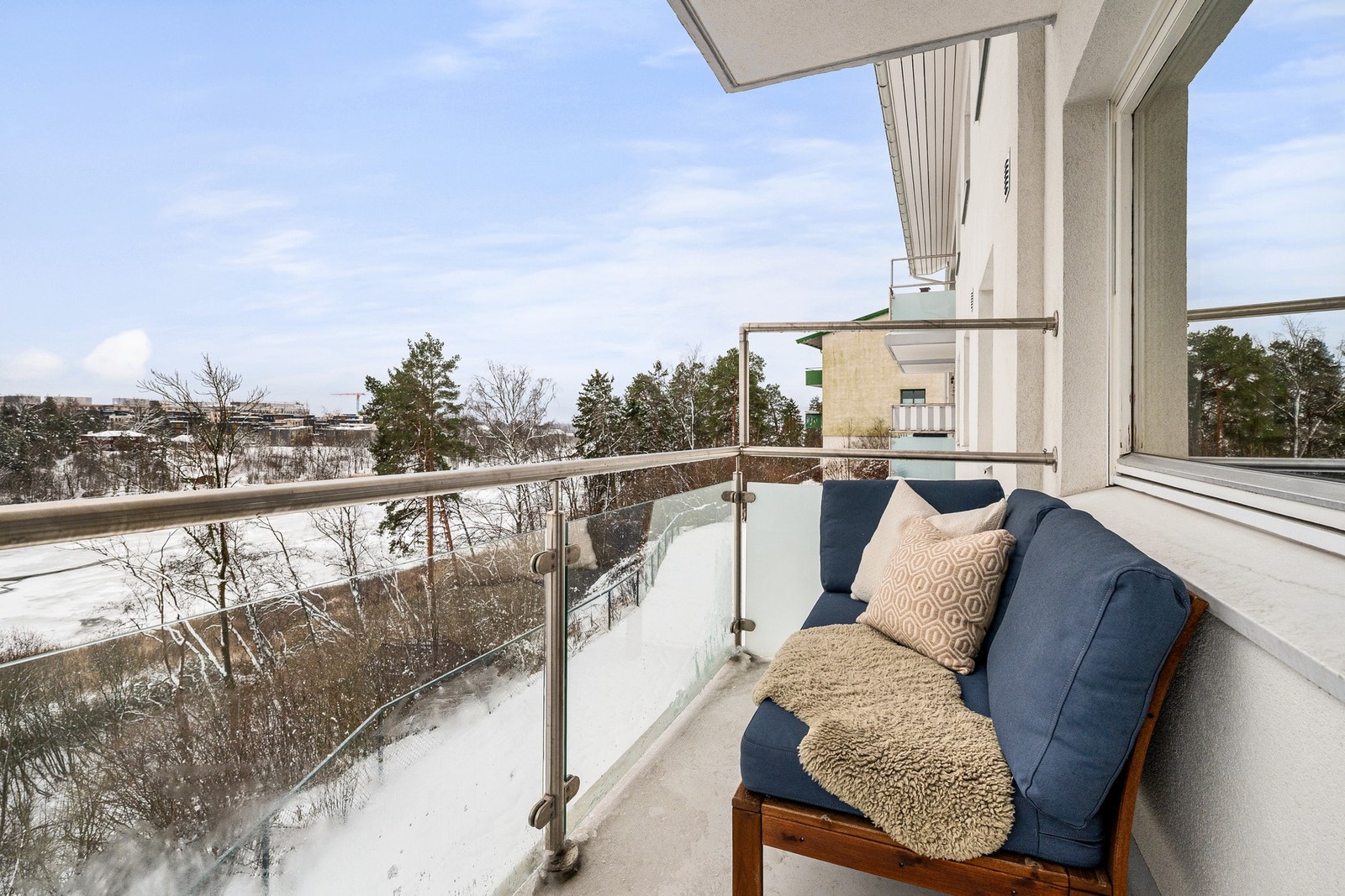 Her kan man nyte morgenkaffen på sommerstid, med utsikt over Holtekilen Galleribilde