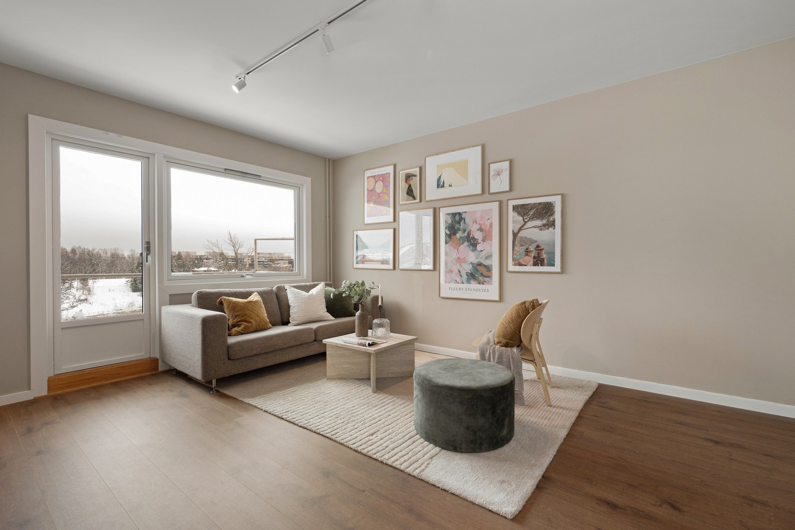 Boligen ligger i en høy 1. etasje, og byr på balkong med utsikt mot Holtekilen Galleribilde