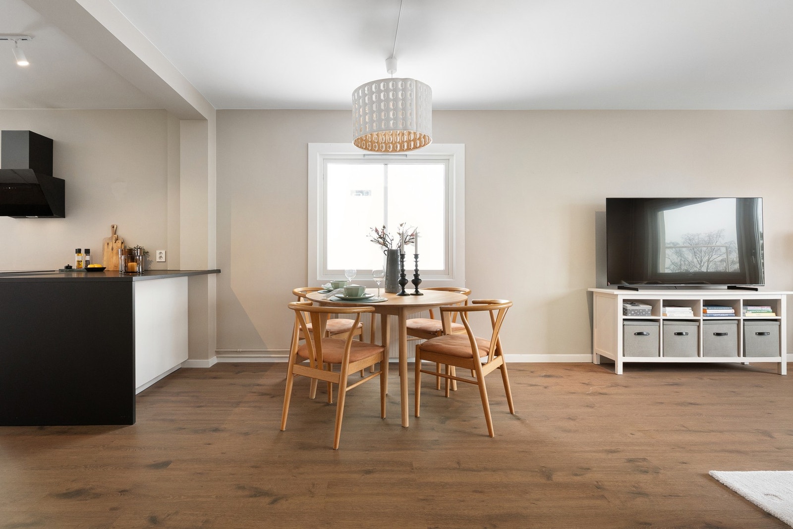 Boligen varmes opp via sentralvarme i radiatorer Galleribilde