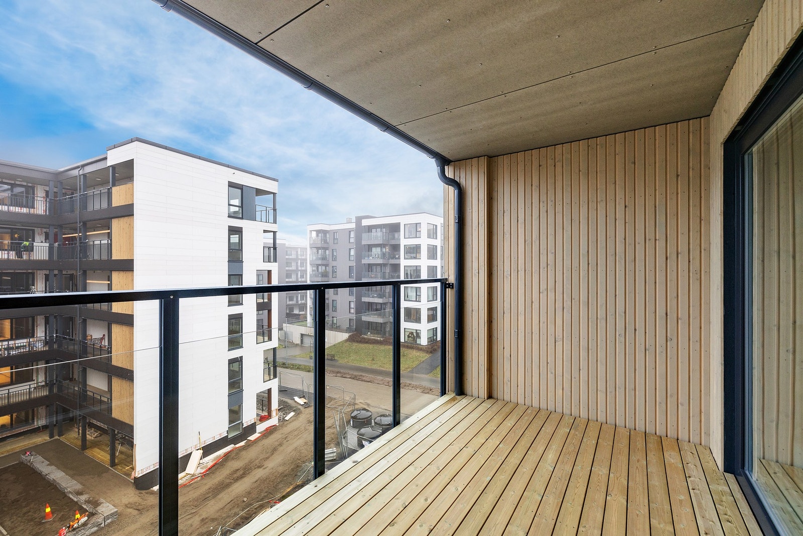 Det er god plass til loungesett, grill og diverse beplantning. Galleribilde