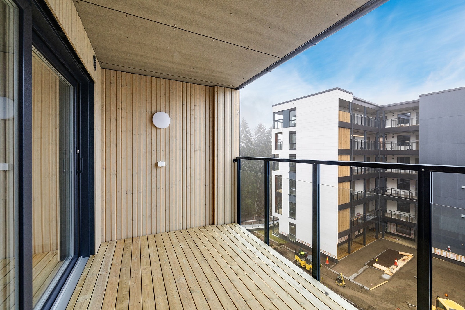 Fra stuen er det utgang til en romslig og flott balkong på 7,7 kvm. Galleribilde