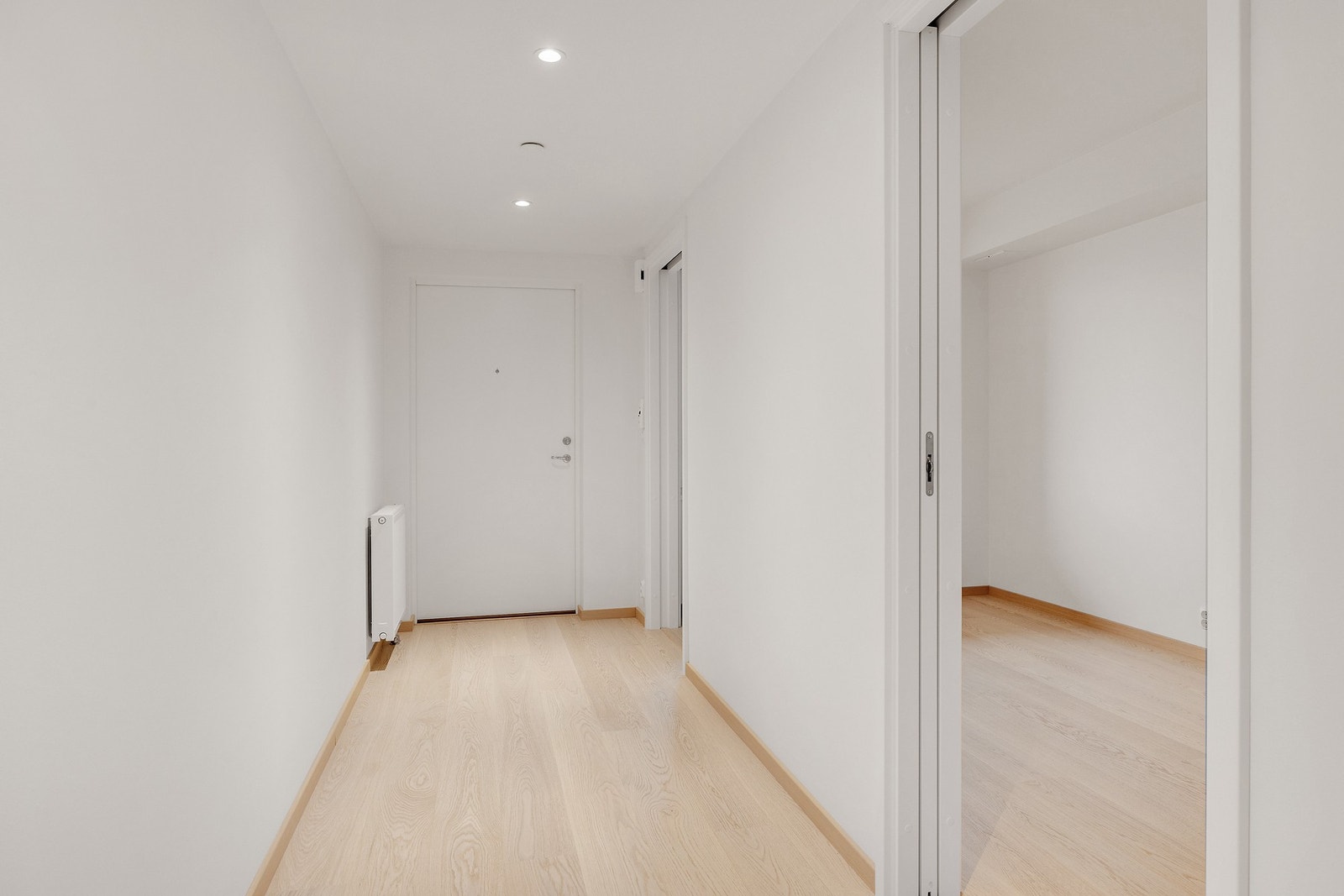 Innbydende entré med god plass til knagger, skohylle eller annet ønsket møblement. Galleribilde