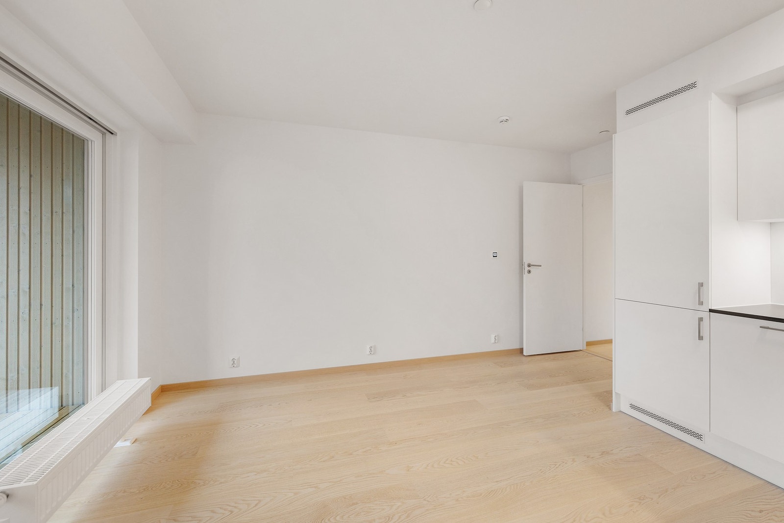 Det er god plass til sofaseksjon, medievegg og spisebord. Galleribilde