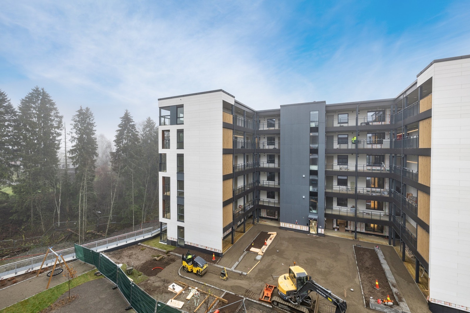 Balkongen er vestvendt og byr på gode solforhold på ettermiddagen/kveldstid. Galleribilde