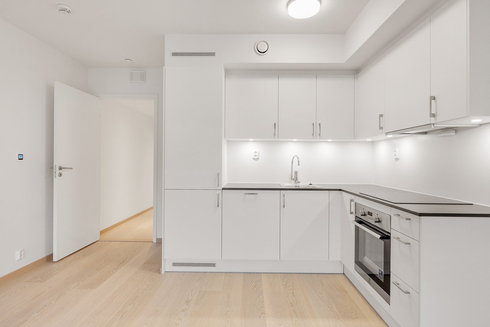 Lyst og moderne kjøkken med integrerte hvitevarer fra Whirlpool. Galleribilde