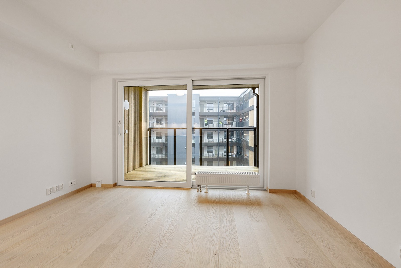 Romslig og moderne stue med store vindusflater som slipper inn rikelig med naturlig lys. Galleribilde