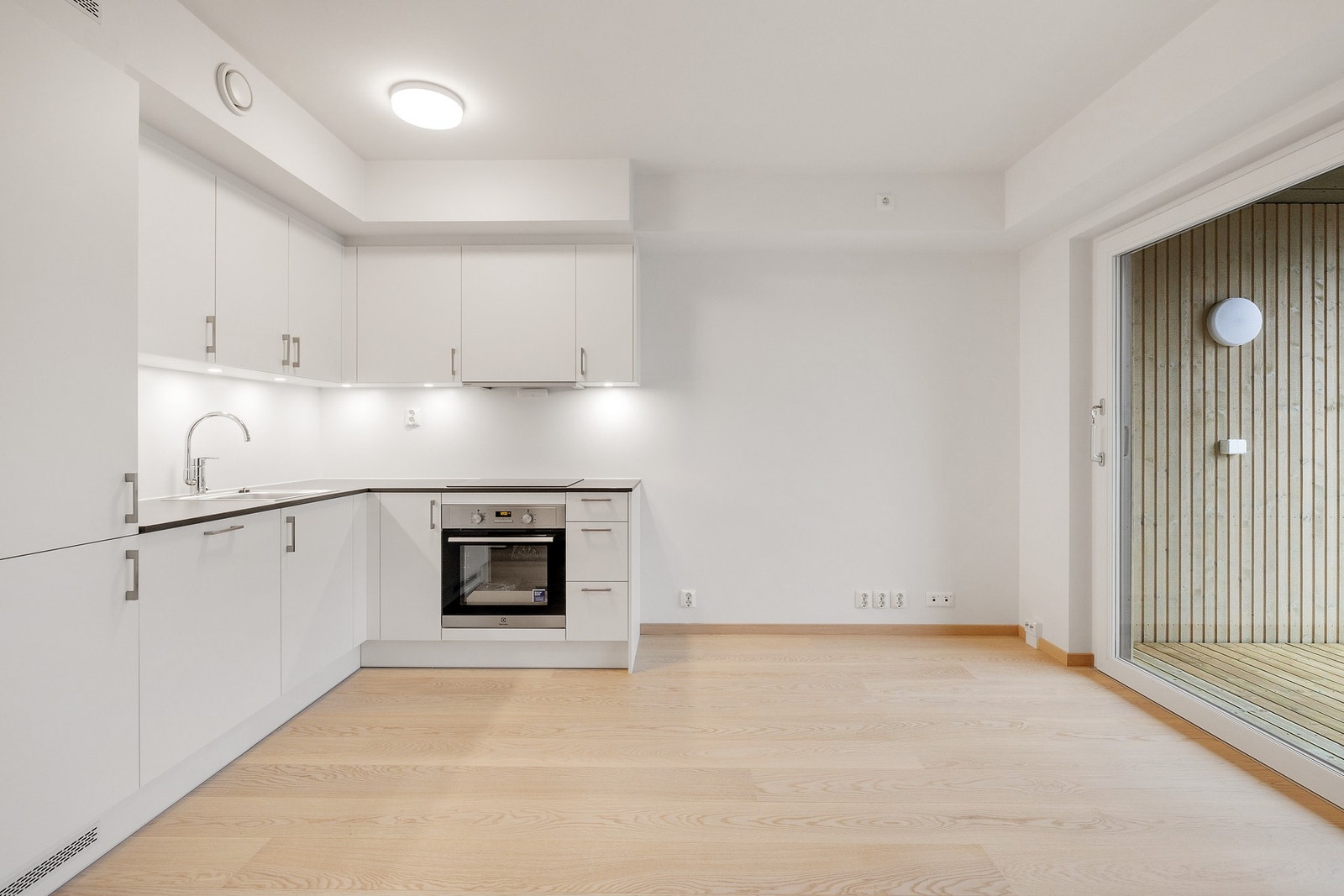 Lyst og innbydende kjøkken med åpen løsning mot stuen - perfekt for sosialt samvær og hverdagsliv. Galleribilde