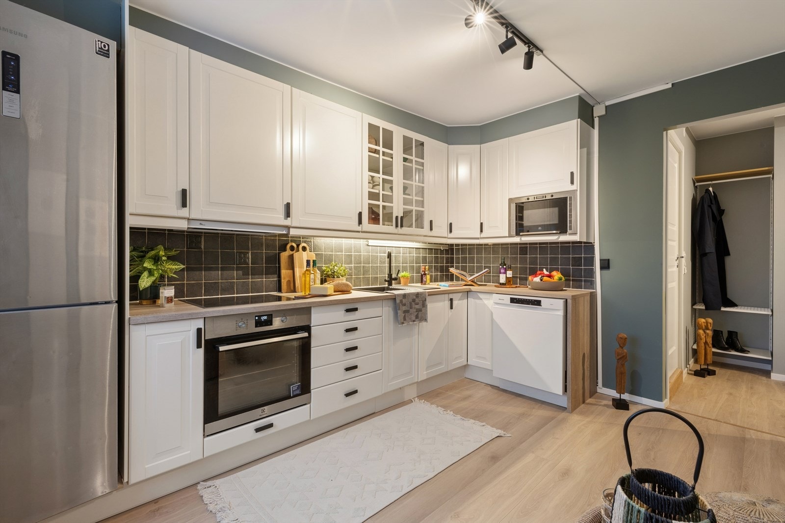 Integrerte hvitevarer og praktiske løsninger gir et kjøkken som kombinerer estetikk, funksjon og kvalitet i hver detalj. Galleribilde