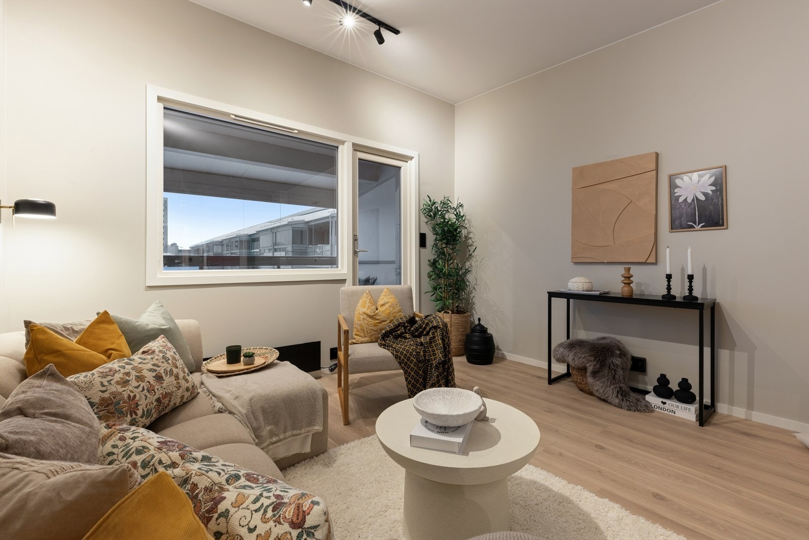 Fra stuen åpner dørene seg til den innglassede balkongen, et ekstra rom som forsterker romfølelsen gjennom hele året. Galleribilde