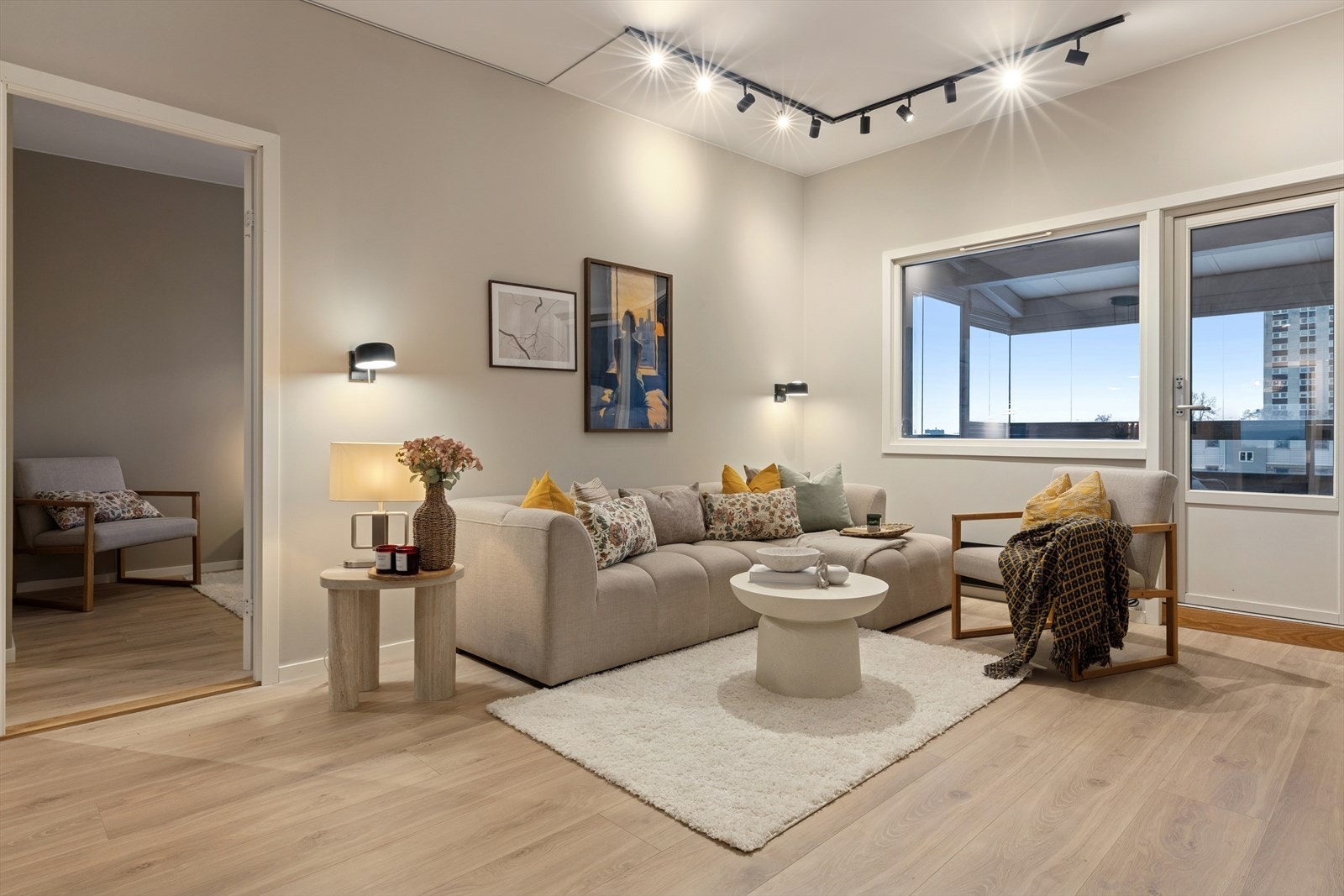 Harmoniske materialvalg og sømløse overflater gjør stuen til et elegant midtpunkt i boligen. Galleribilde