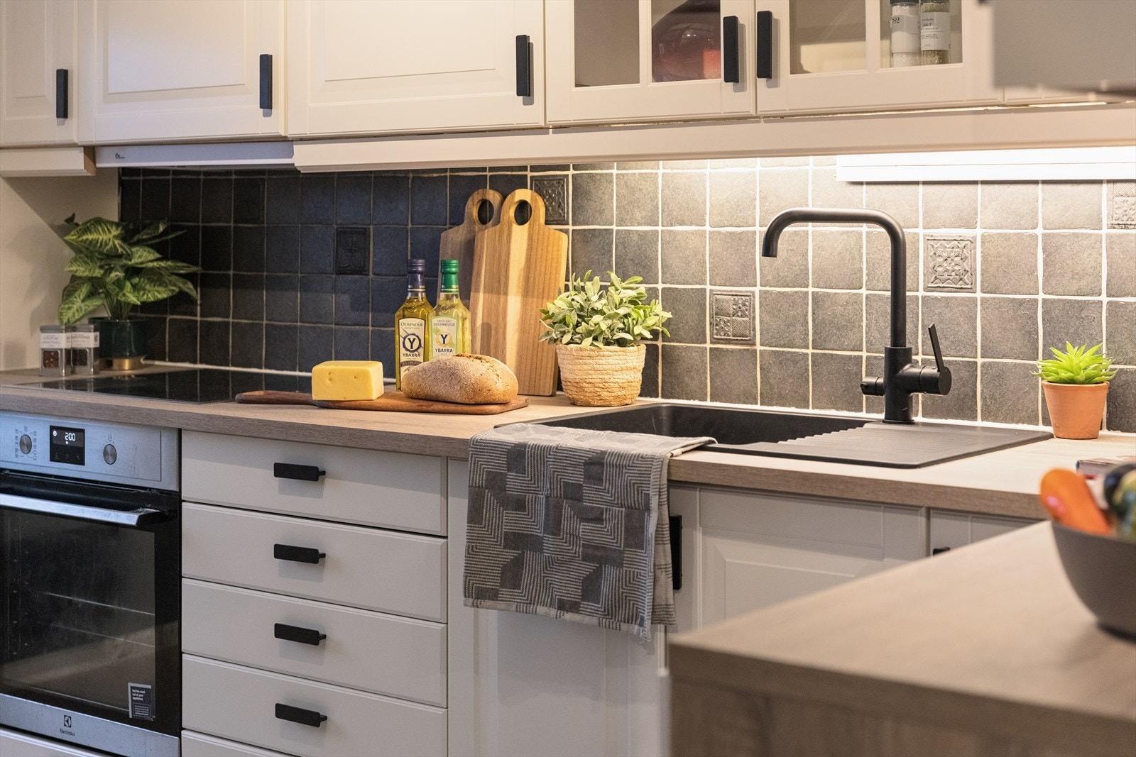 God skap- og benkeplass gir en ryddig og funksjonell kjøkkensone som inviterer til matglede og oversiktlig hverdagsliv. Galleribilde