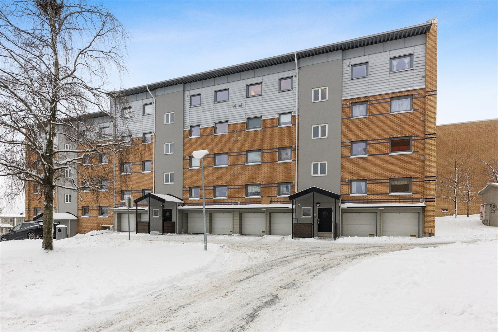 Et trygt og hyggelig nærmiljø med kort vei til skole, idrettsanlegg, t-bane og flotte rekreasjonsområder. Velkommen til en hyggelig visning! Galleribilde