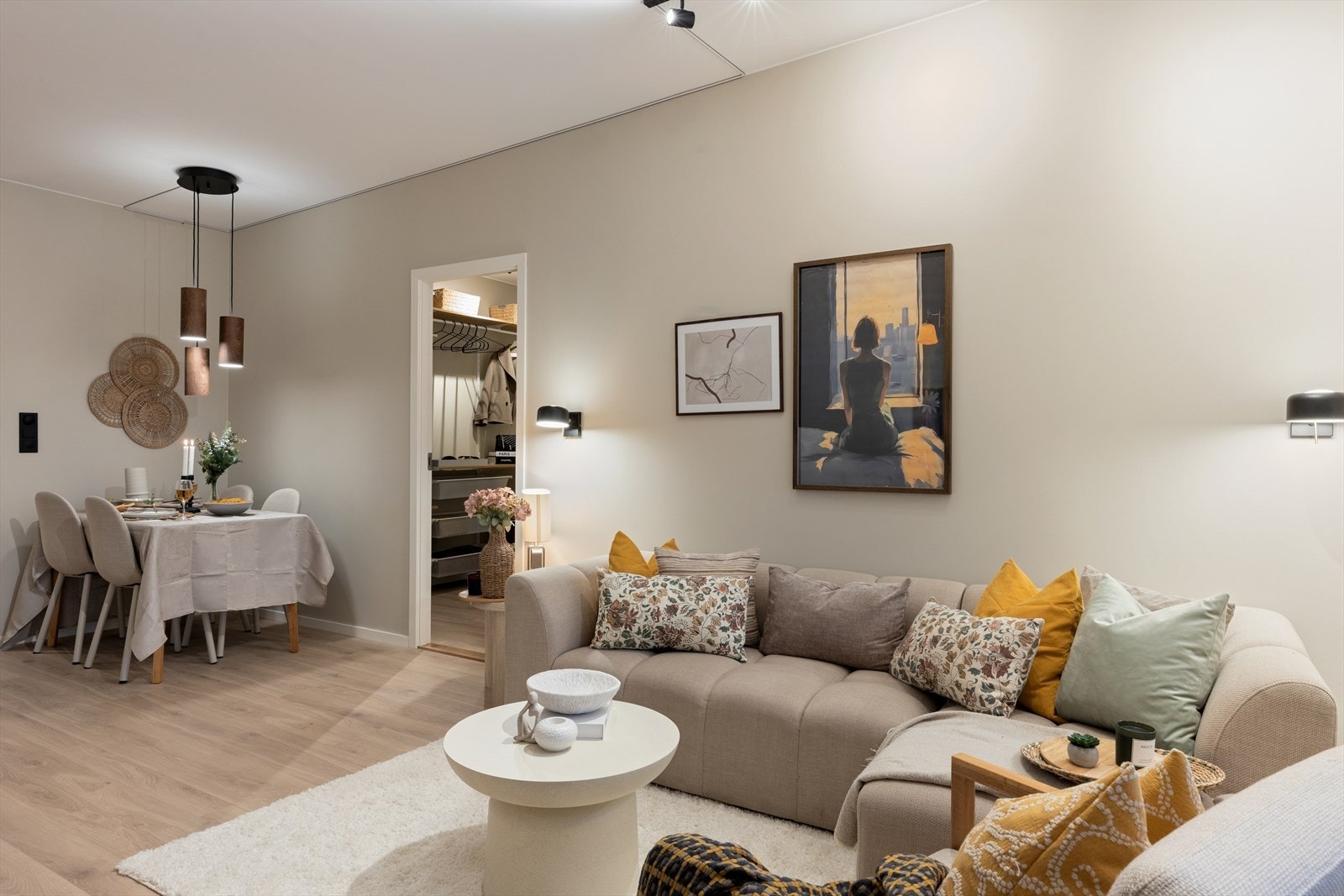 Her er det god plass til både sofakrok og spisestue - en sosial og fleksibel sone som passer alle anledninger. Galleribilde