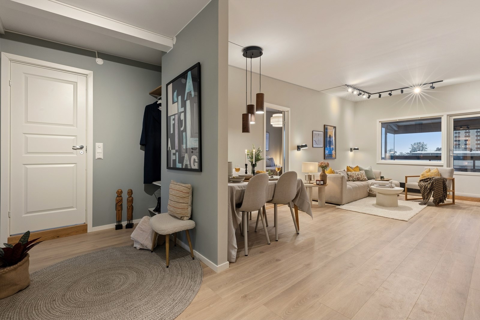 Her får du et elegant førsteinntrykk - en entré som setter tonen for resten av boligen. Galleribilde