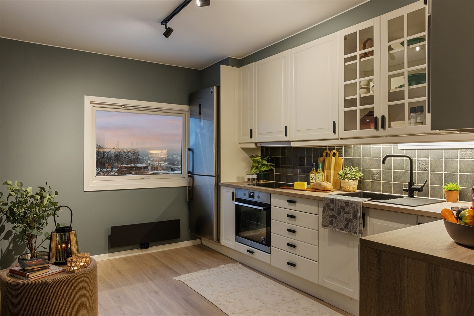 Et lyst og tidløst kjøkken med god arbeidsflate og en lun, klassisk innredning - perfekt for både hverdagsmat og helgekos. Galleribilde