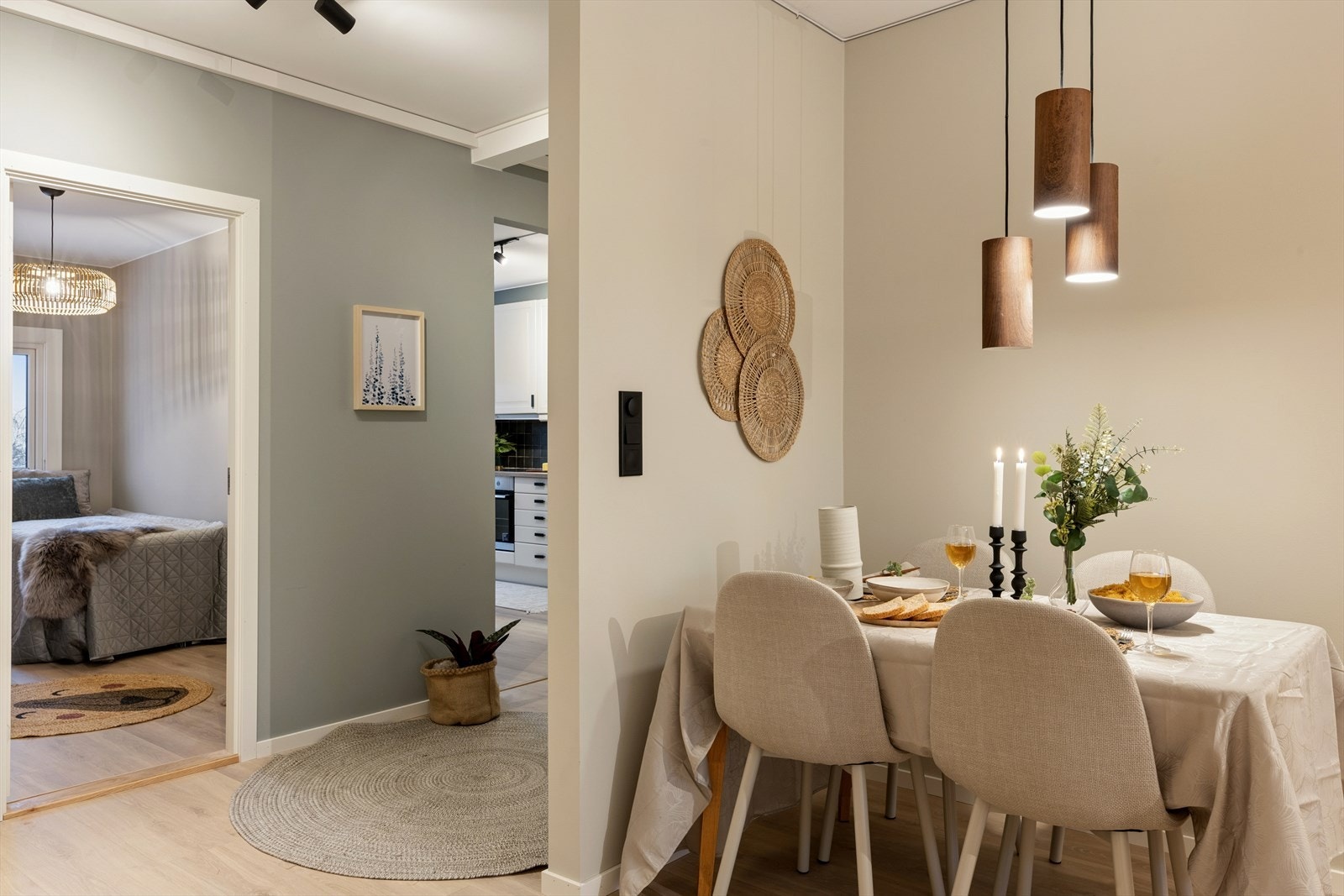 Den lyse spisestuesonen ligger naturlig plassert mellom kjøkken og stue - perfekt for lange måltider og hyggelige sammenkomster. Galleribilde