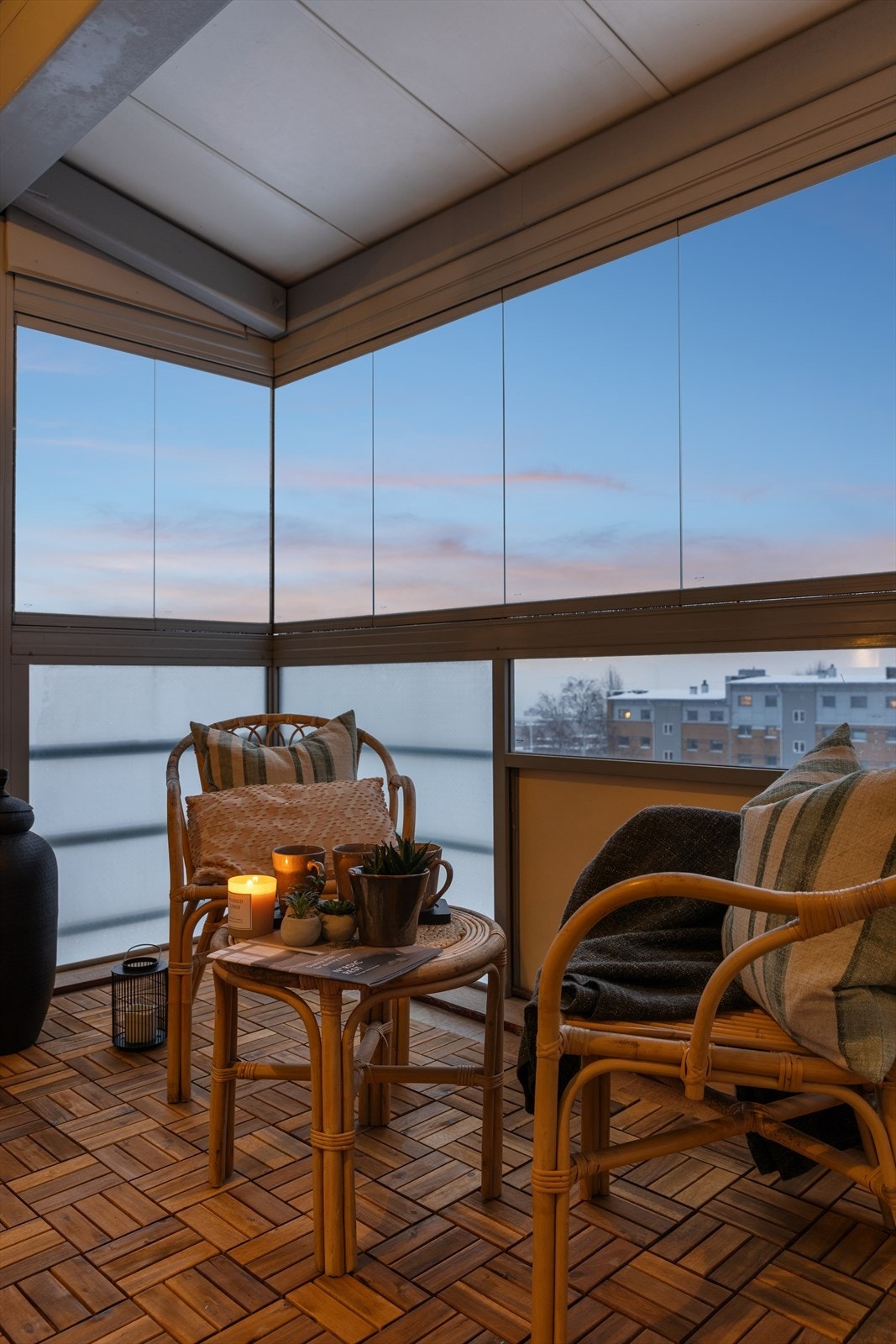 Leiligheten byr på 14 m2 privat uteareal fordelt på en åpen balkong og en innglasset balkong - helt perfekt til hvert sitt formål. Galleribilde