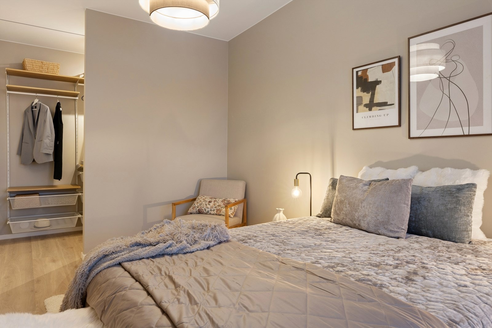 Hovedsoverommet byr på en rolig atmosfære og privat walk-in-closet - et luksuriøst og praktisk tillegg i hverdagen. Galleribilde