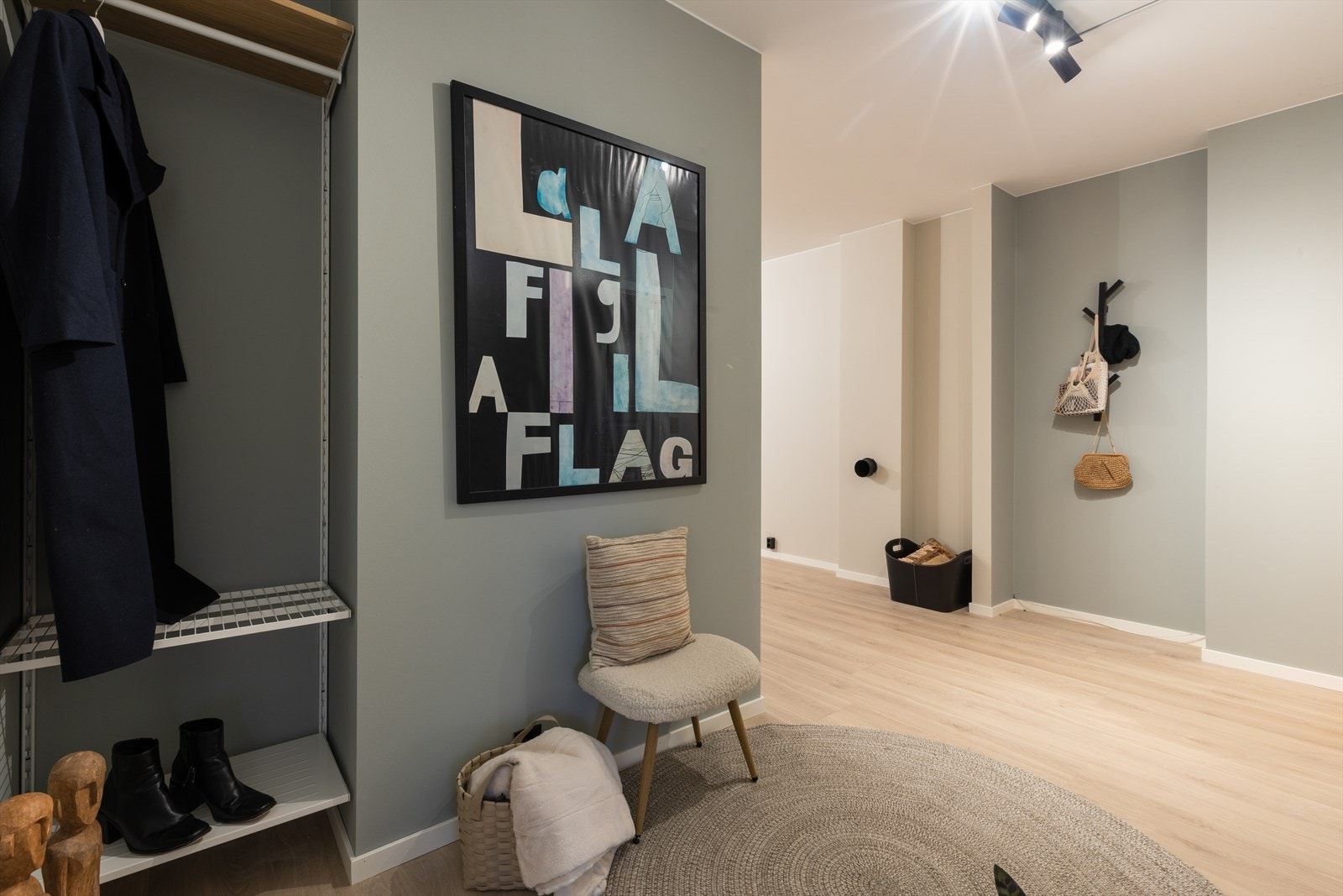 En imponerende entré med sømløse overflater og en garderobeløsning som gir både orden og estetikk. Galleribilde