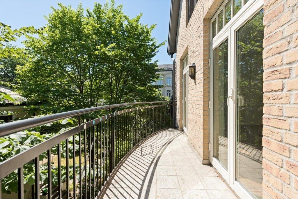 Stor balkong med utg. fra stuen Galleribilde