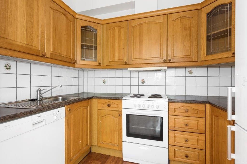 Delvis åpen kjøkkenløsning med alle hvitevarer Galleribilde