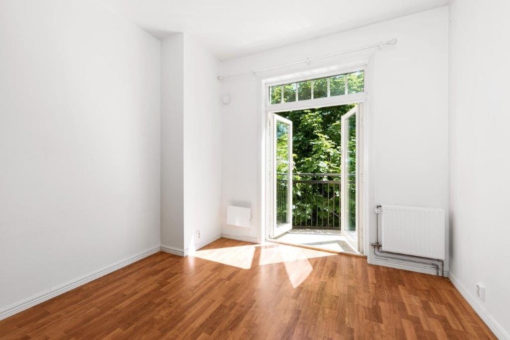 Romslig soverom med skyvedørsgarderobe og fransk balkong Galleribilde