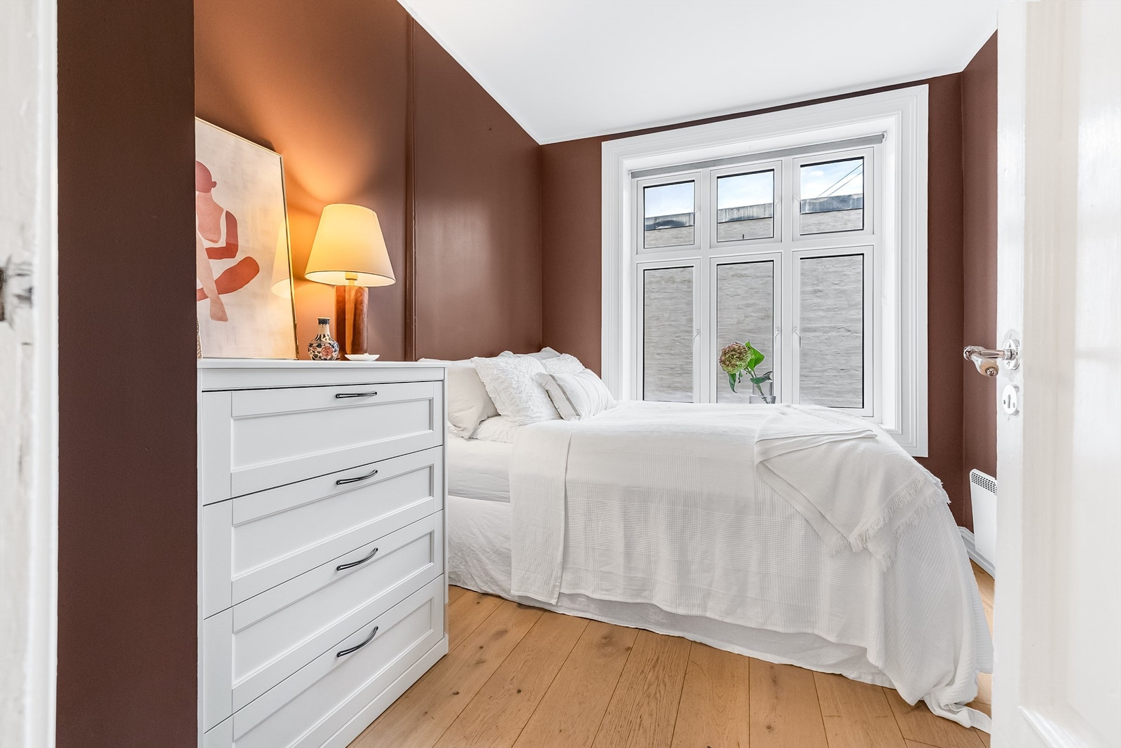 Leilighetens soverom er av god størrelse og har god plass til dobbeltseng med tilhørende møblement. Galleribilde