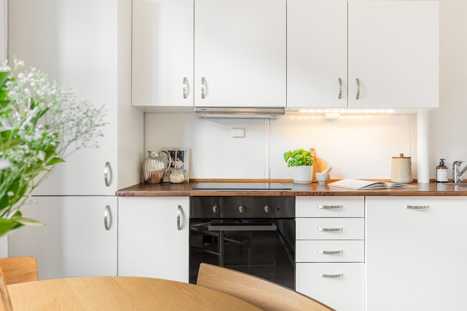 Hyggelig kjøkken i åpen løsning med stuen. Innredningen er med slette fronter fra 2010/2011 og benkeplate i laminat med oppvaskkum. Kjøkkenet har god skap og benkeplass samt belysning og stikkontakt under overskap. Galleribilde