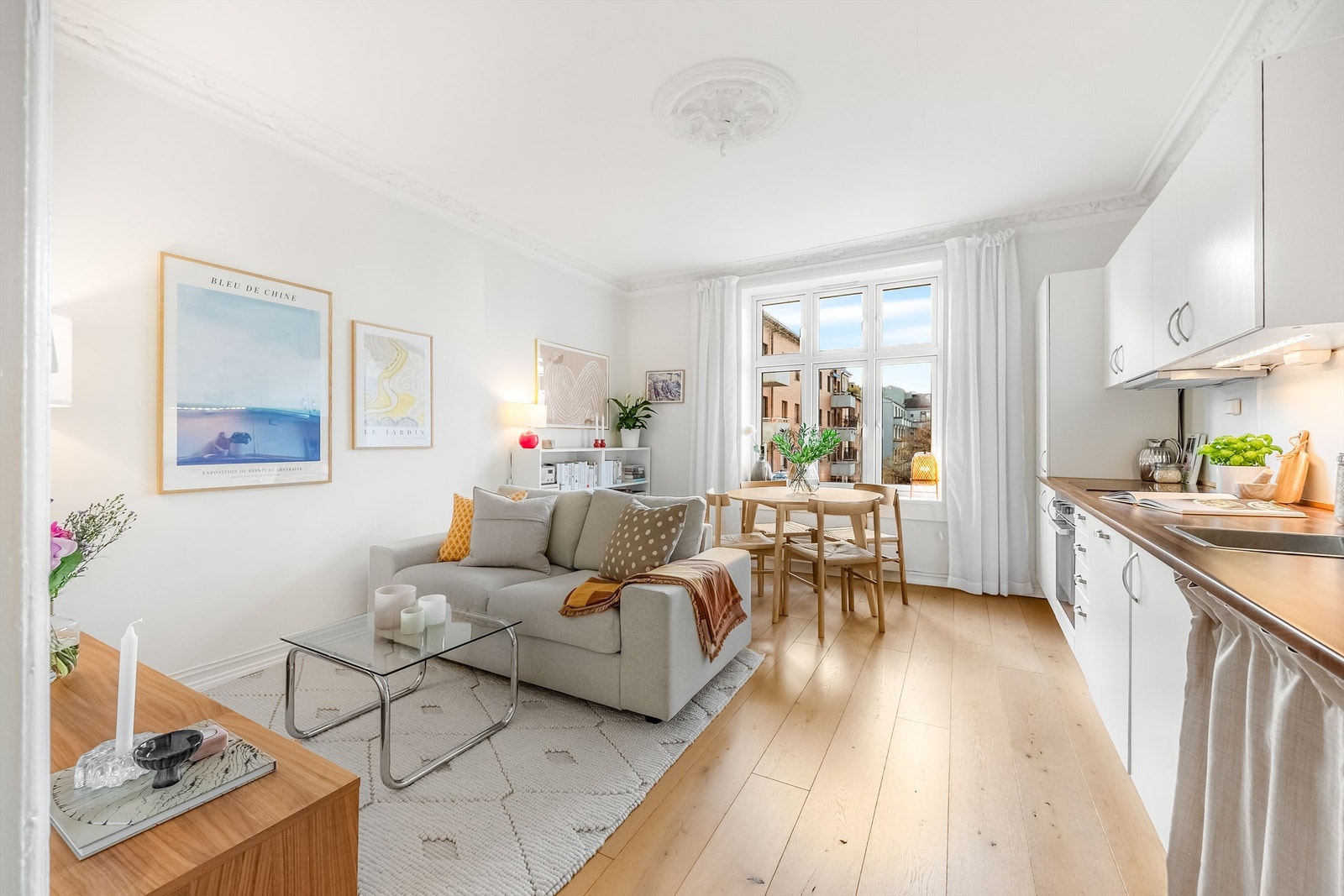 Sjarmerende og klassisk 2-roms med nærhet til alt. Generøs takhøyde og stukkatur. Perfekt førstegangskjøp! Foto: Marit Andersen. Galleribilde