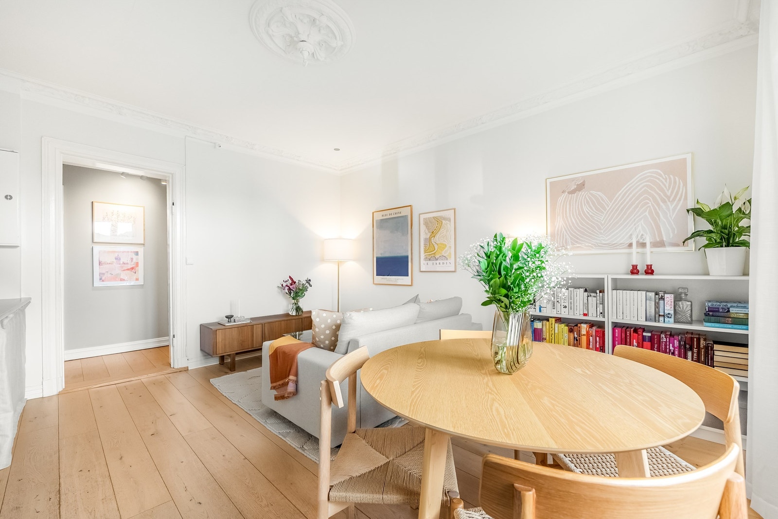 Lys og innbyderne stue med god plass til sofagruppe og tilhørende møblement. Galleribilde