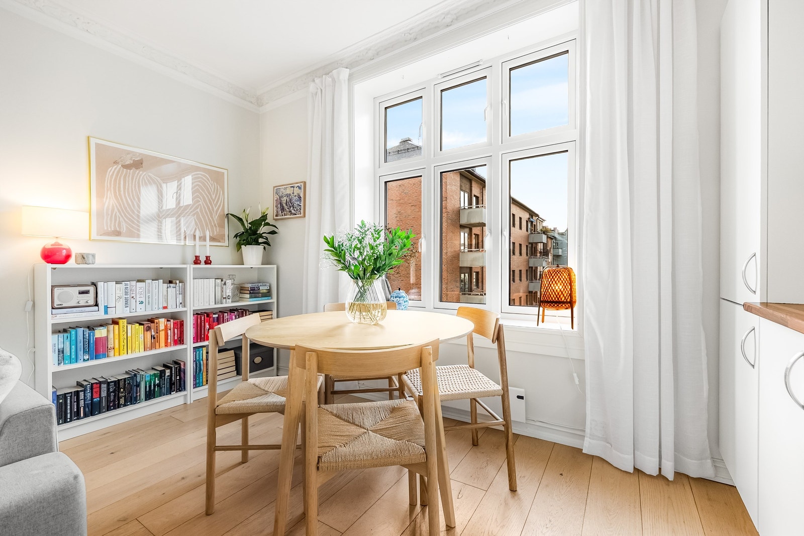 Store vindusflater slipper inn rikelig med naturlig lys og fremhever den generøse takhøyden på ca. 3,12 meter, noe som gir rommet en luftig og åpen atmosfære. Galleribilde