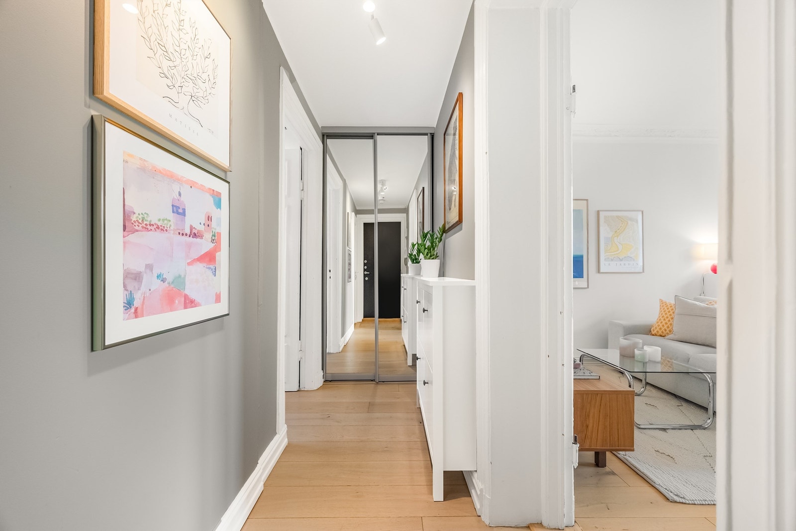 Den gode lengden gir fine soner for oppbevaring og møblering. Praktisk skyvedørsgarderobe med speil sørger for gode oppbevaringsmuligheter for yttertøy og sko. Galleribilde