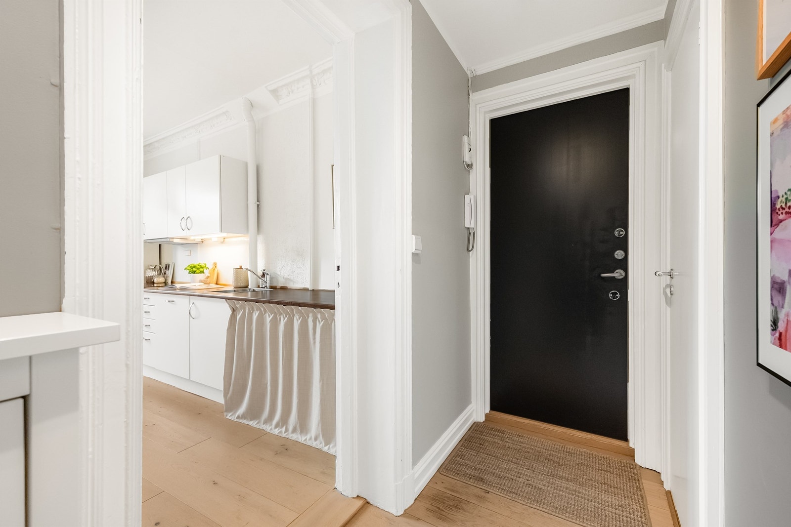 Velkommen inn i en lys og åpen entré. Adkomst via felles trapperom med callinganlegg. Galleribilde