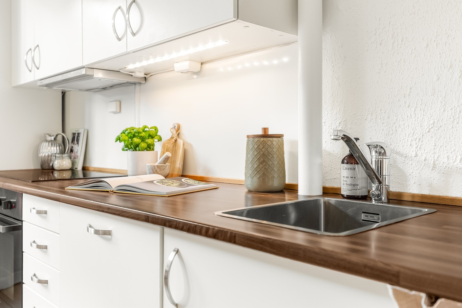 Utstyrt med stekeovn, platetopp, oppvaskmaskin og kjøleskap. Opplegg for vaskemaskin er plassert under benk, og varmtvannsbereder er diskret plassert i skap. Galleribilde