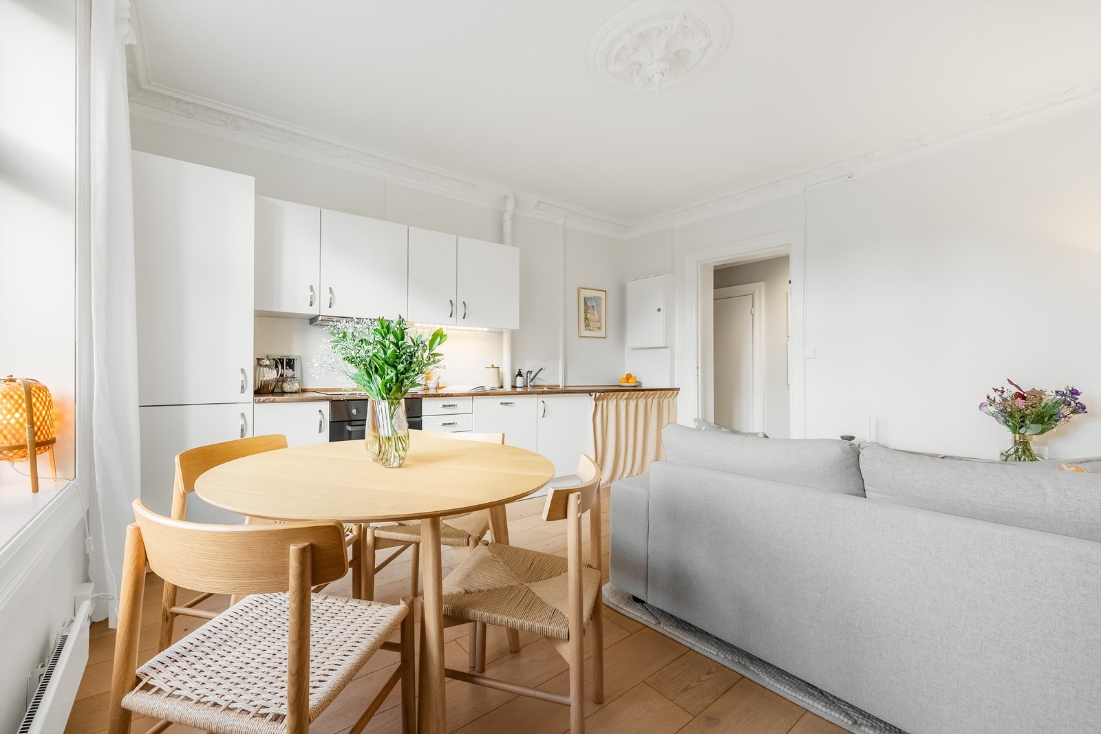 Klassiske detaljer som rosett og stukkatur. Galleribilde