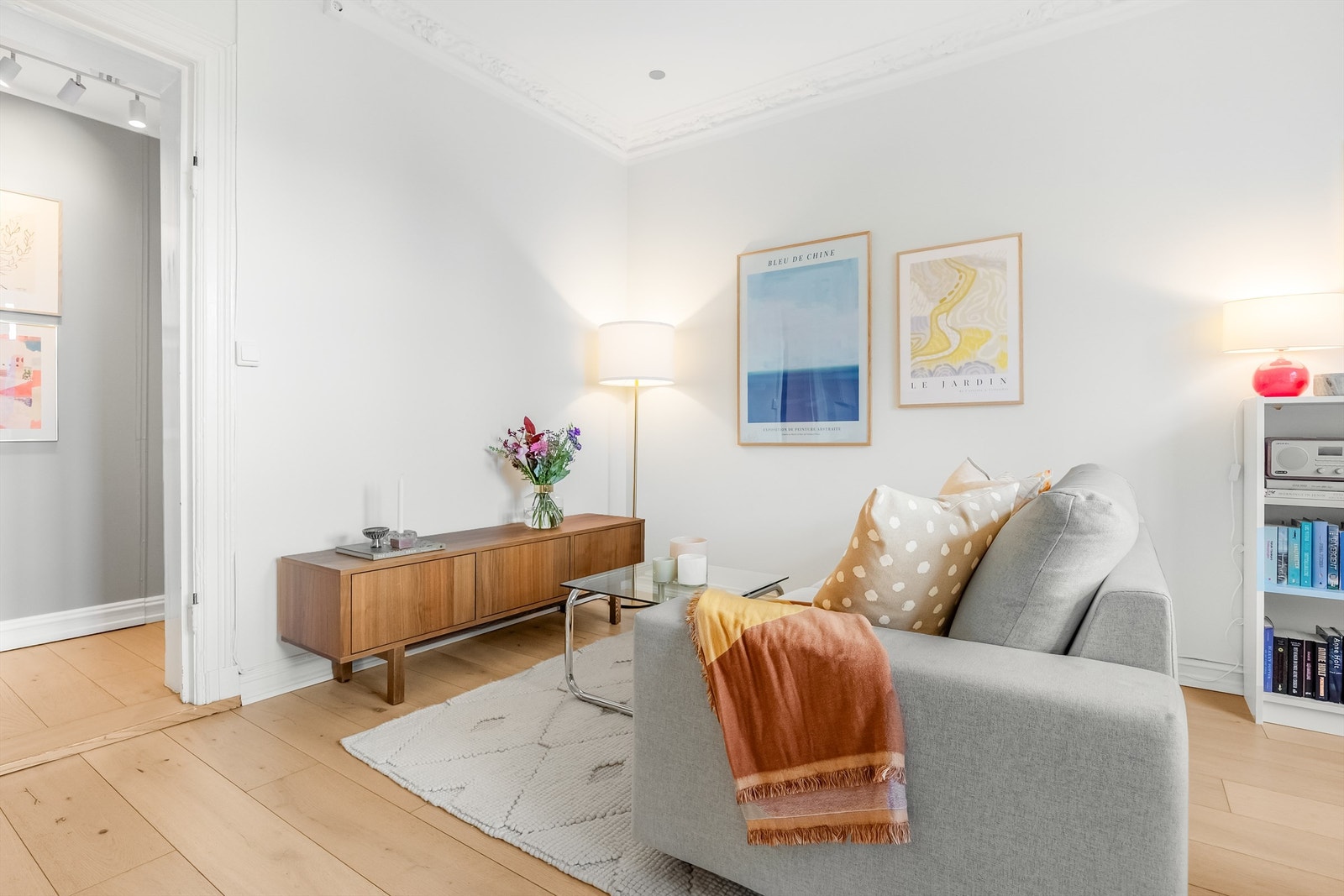 Åpen løsning mot kjøkken gir en praktisk og arealeffektiv planløsning med fine soner for både opphold og måltider. Galleribilde