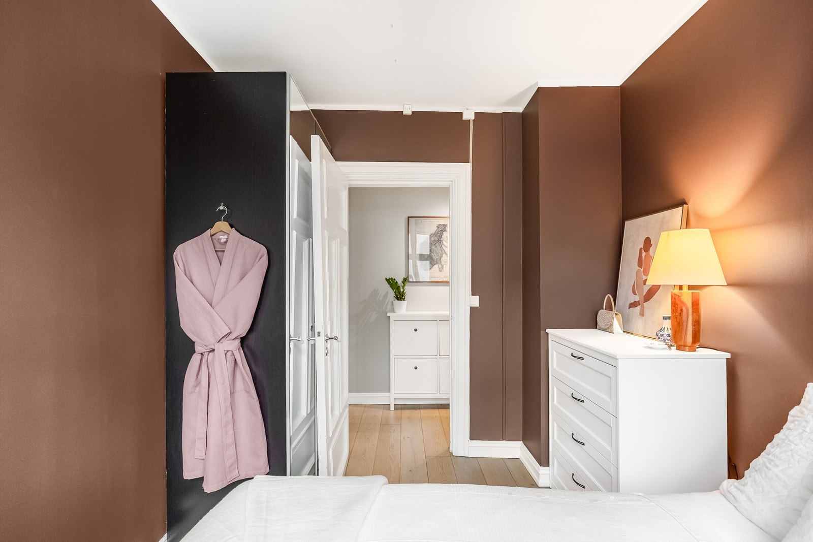 Soverommet har godt med oppbevaringsplass i garderobeskap. Galleribilde