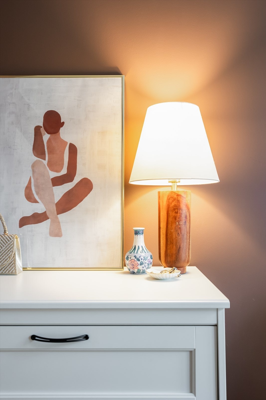 Rommet er holdt i en behagelig nyanse - perfekt for soverommet. Galleribilde