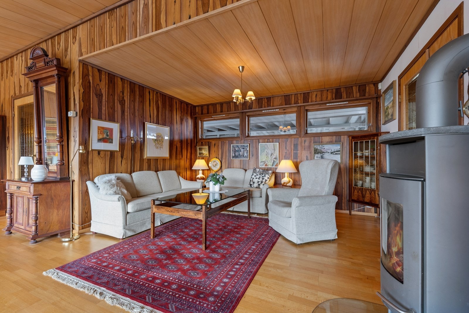 Stuen har en karakteristisk spilehimling i tre som gir både dybde og en lun akustikk i rommet. Galleribilde