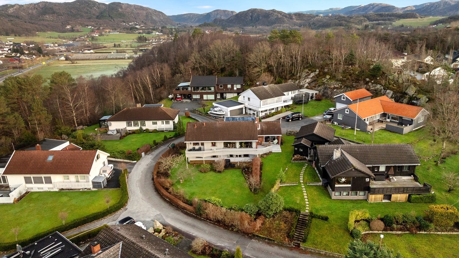 Denne eiendommen ligger i et attraktivt område med kort avstand til skoler, barnehager og treningssentre. Galleribilde