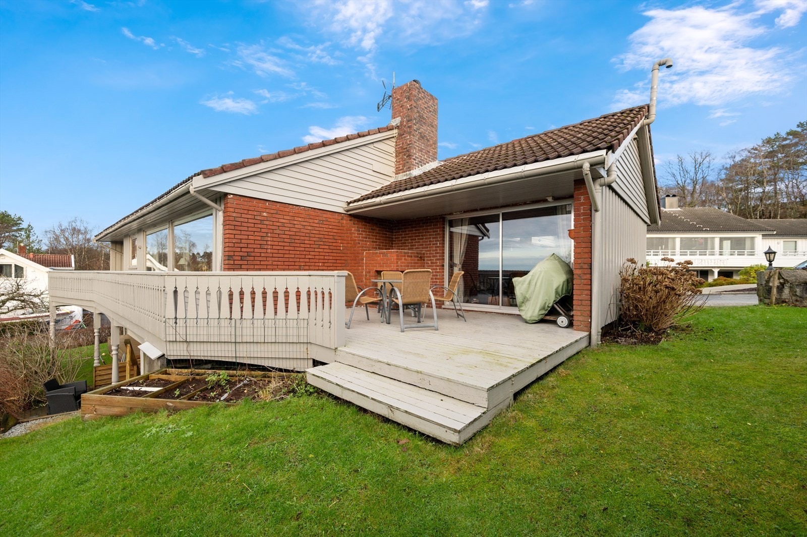 Boligen er fra 1971 og har et bruksareal på 310 m² fordelt på to etasjer. Galleribilde